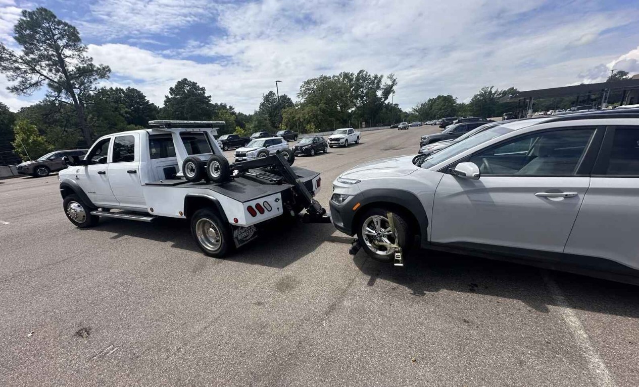 Local towing team providing honest, professional service in Mount Prospect parking area